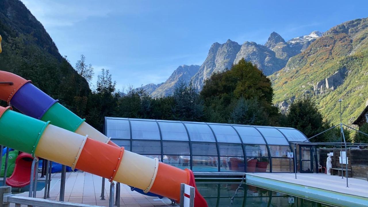 Готель Camping Le Rochetaillee Grandes Sables Екстер'єр фото